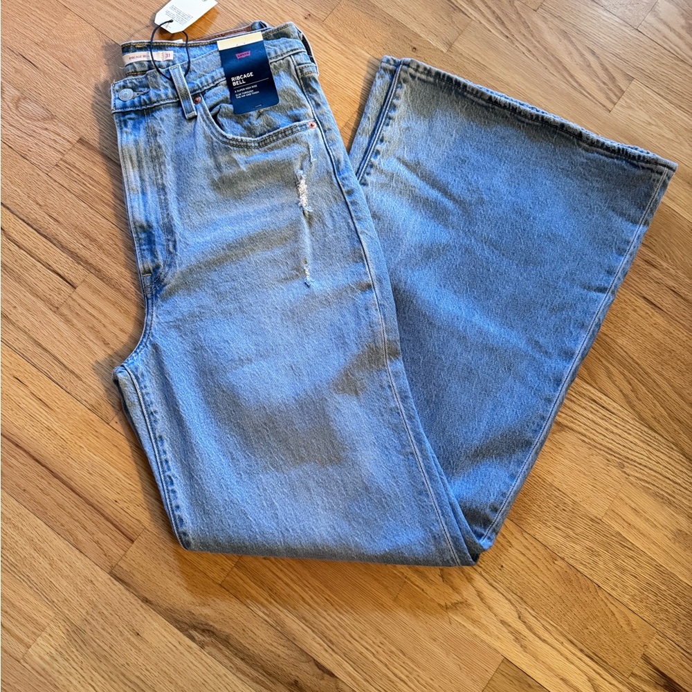 Levi’s Ribcage Bell 
NWT
